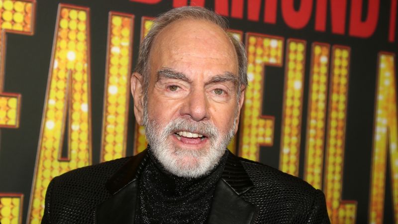 Neil Diamond surpreende o público com a performance de ‘Sweet Caroline’ na abertura de ‘A Beautiful Noise’ na Broadway