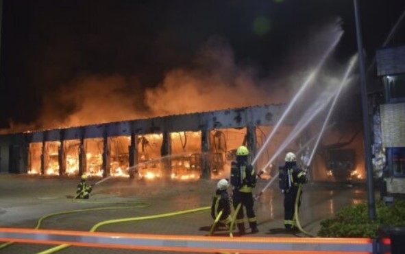 Um incêndio destrói um novo quartel de bombeiros na Alemanha que não tinha alarmes de incêndio