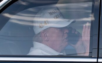 Democrats hammer Trump for his weekend of golf as stocks tumble Democrats hammer Trump for his weekend of golf as stocks tumble